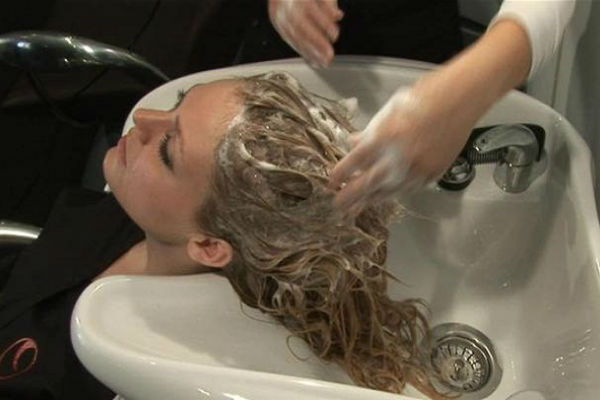 Image result for Saznajte kako staviti kokosovo ulje u kosu i pritom zaustaviti ispadanje kose, pojavu sijedih ili rijeđenje kose