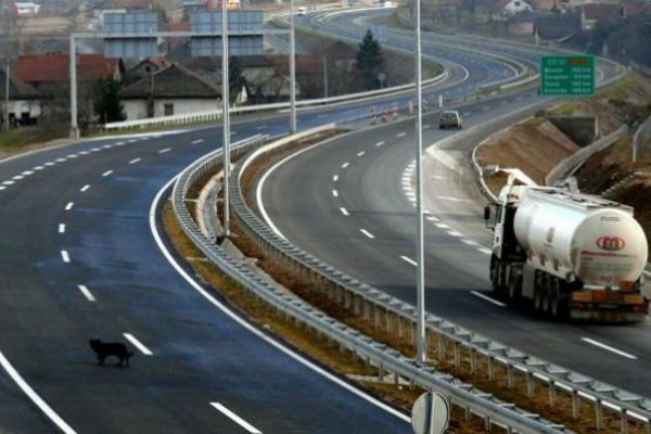 Mokri kolovozi i magla smanjuju vidljivost, oprez zbog odrona i radova na A-1