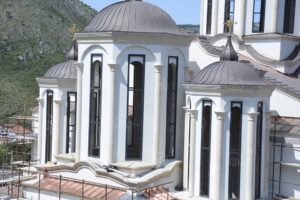 Devastirana Saborna crkva u Mostaru, sveštenstvo u suzama, oglasio se i mostarski imam
