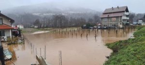 Poplave kod Kiseljaka: Obustavljen saobraćaj zbog izlijevanja vode na kolovoz