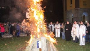 Dolazak Božića najavljen liturgijom, paljenjem Badnjaka i vatrometom