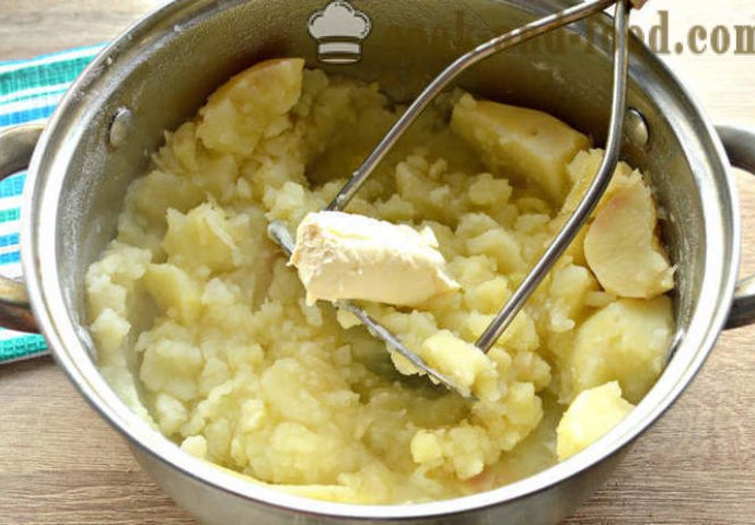 Можно ли заморозить картофельное пюре. Поэтапное приготовление картофельного пюре. Картофельное пюре в кастрюле. Толченка через сито. Пюре из картофеля и свеклы.