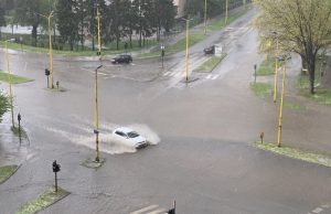 Nevrijeme zahvatilo Tuzlu, saobraćajnice pod vodom