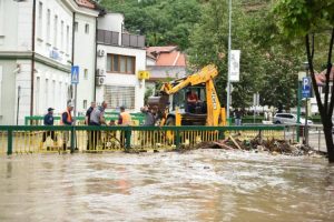 UZNEMIRUJUĆI PRIZORI IZ TEŠNJA: Centar grada potpuno poplavljen, automobili plutaju ulicama