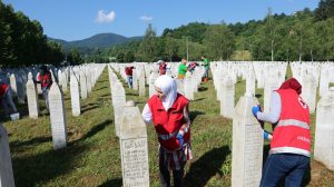 U Memorijalnom centru Srebrenica - Potočari organizovana akcija čišćenja šehidskih nišana