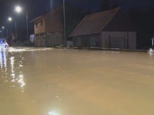Prijedor: Voda prodrla u kuće, poplavljen put prema Kozarskoj Dubici