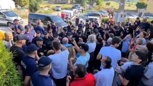 Nemile scene u Livnu, demonstranti tvrde: Policija udarala žene i djecu