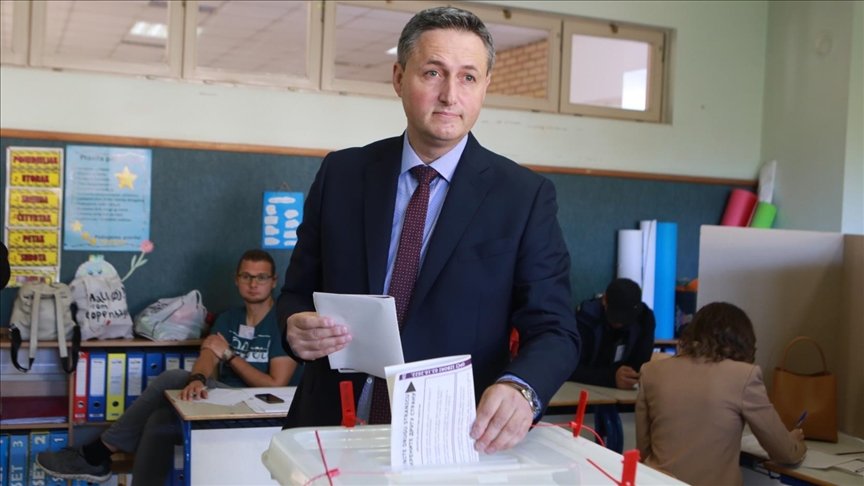 Denis Bećirović glasao u Tuzli: Danas narod treba govoriti