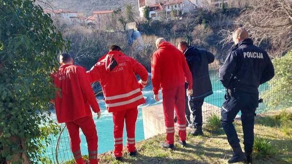 Drama u Mostaru: Bjegunac skočio u Neretvu, sudski policajac koji je trčao za njim povrijeđen