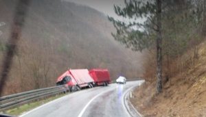 Nesreća kod Donjeg Vakufa: Kamion sletio s ceste, stvorile se gužve