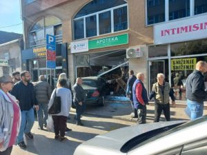 Nesvakidašnja nezgoda u Brčkom: Automobilom uletio u apoteku