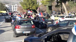 Kolona vozila s trobojkama na ulicama Trebinja