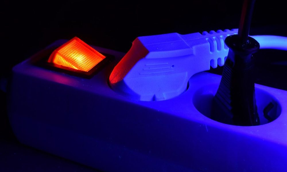 Ovi uređaji ne smiju biti spojeni na produžni kabal