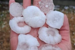 Led veličine oraha oštetio krovove, fasade, automobile: Pogledajte kakvo nevrijeme je pogodilo Brčko