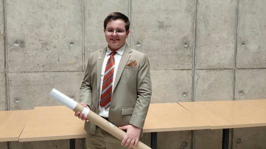 Genijalni Bosanac oduševio i svjetske naučnike: Dok njegovi vršnjaci rješavaju testove, mladi Banjalučanin predaje profesorima Genijalni Bosanac oduševio i svjetske naučnike: Dok njegovi vršnjaci rješavaju testove, mladi Banjalučanin predaje profesorima