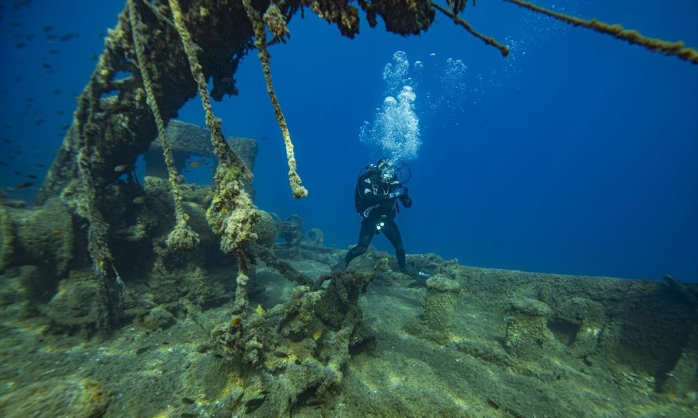 Nevjerovatan prizor: “Žabe” istražuju olupinu broda Monem kod Izmira Nevjerovatan prizor: “Žabe” istražuju olupinu broda Monem kod Izmira