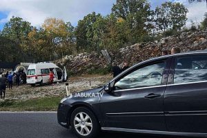 Teška nesreća kod Gruda: Automobil sletio s ceste i udario u betonski zid, poginule dvije osobe
