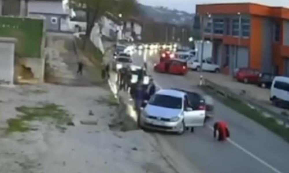 NOVI SNIMAK STRAVE IZ KLADUŠE! Suvozač sjeo za volan i krenuo da gazi ljude, UZNEMIRUJUĆI DETALJI!