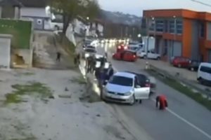 NOVI SNIMAK STRAVE IZ KLADUŠE! Suvozač sjeo za volan i krenuo da gazi ljude, UZNEMIRUJUĆI DETALJI!