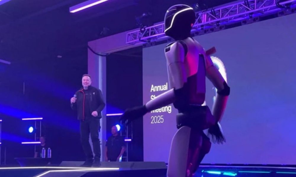 Mask predstavio robota za kojeg tvrdi da će eliminirati siromaštvo i kriminal, potom zaplesao s njim Mask predstavio robota za kojeg tvrdi da će eliminirati siromaštvo i kriminal, potom zaplesao s njim