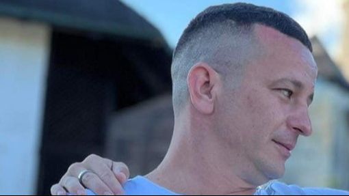 Ovo je Jasmin Ponjević koji je izazvao nesreću u Kladuši: Nakon svega njegov sin pokušao automobilom ubiti ljude koji su mu udarili oca