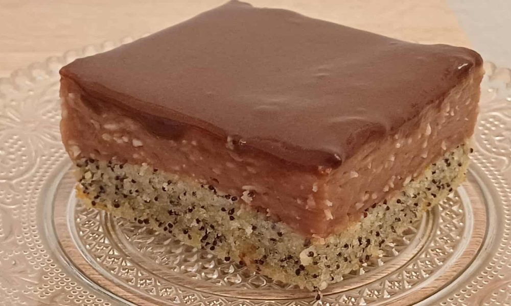 Kolač s makom i duplom kremom – glazura bez čokolade oduševila sve
