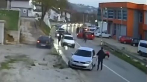 Epilog haosa u Velikoj Kladuši: Maloljetnik automobilom povrijedio četiri osobe, jednu teže