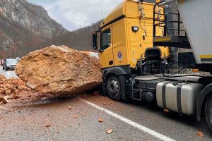 Put Foča - Pljevlja: Dio brda se sručio na put ispred vozača