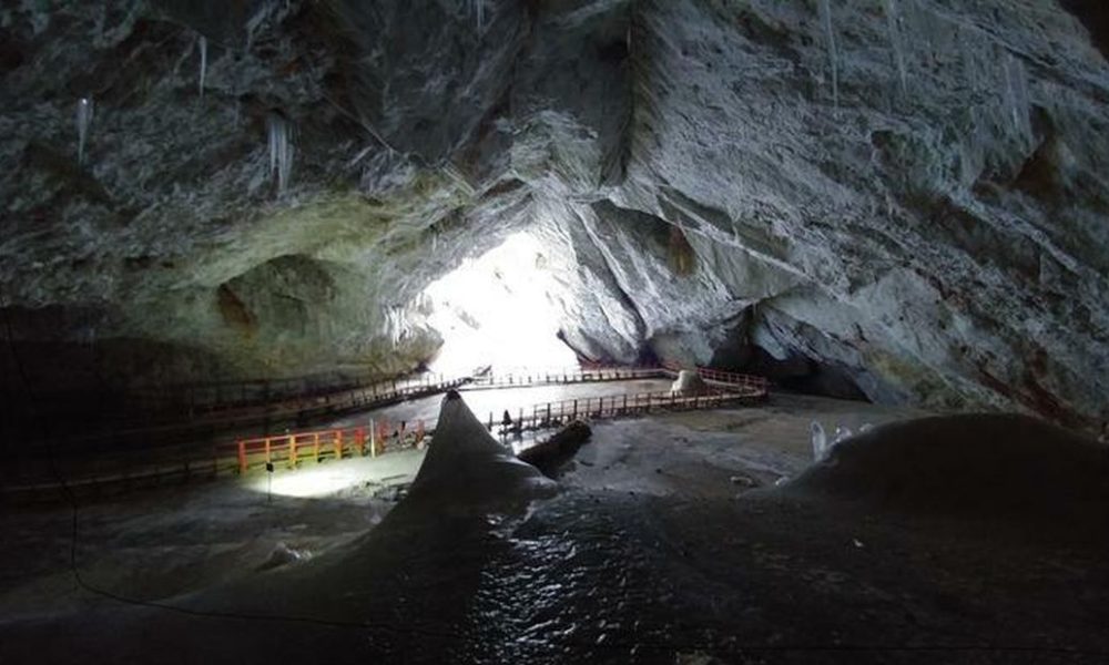 U ledenoj pećini u Rumuniji pronađena 5.000 godina stara bakterija otporna na antibiotike U ledenoj pećini u Rumuniji pronađena 5.000 godina stara bakterija otporna na antibiotike