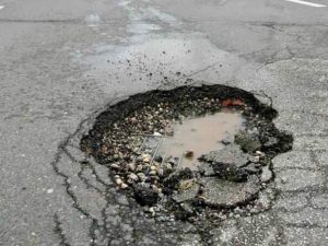 Sud u Prijedoru: Načelnik u gradskoj upravi kažnjen zbog rupe na putu