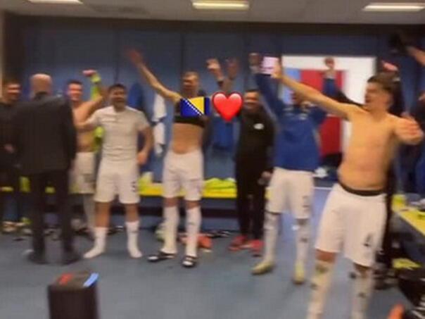 Pogledajte slavlje u svlačionici “Zmajeva”: Poljem se širi miris ljiljana!