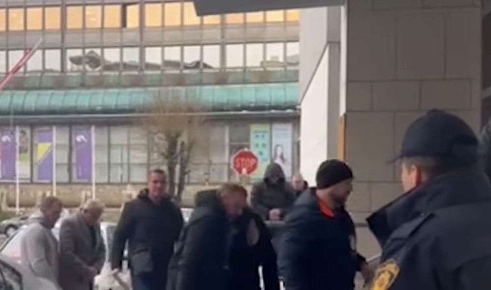 Trojica policajaca i brat profesora koji su podvodili maloljetnice ostaju iza rešetaka