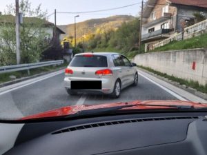 Huligani presreli i napali muškarca sa ženom i djetetom: Povod bila Veležova majica?