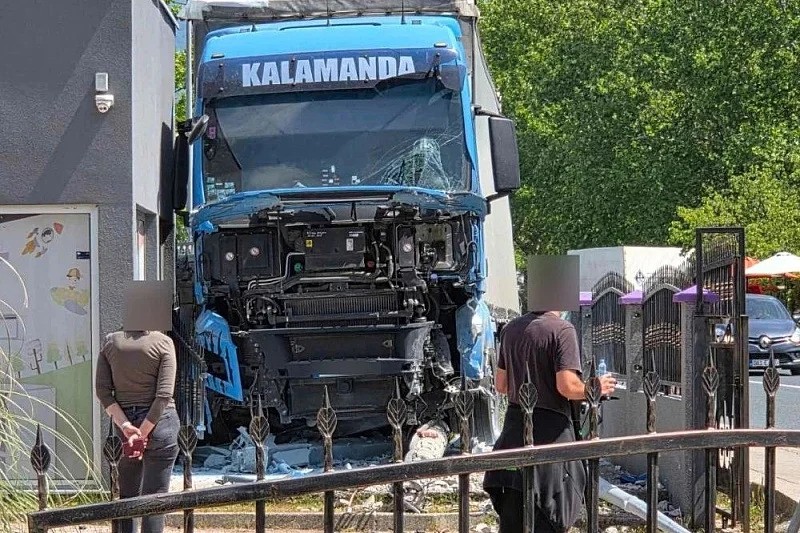 Teška saobraćajna nesreća u Mostaru: Sudar dva vozila, kamion sletio s ceste i udario u salon namještaja