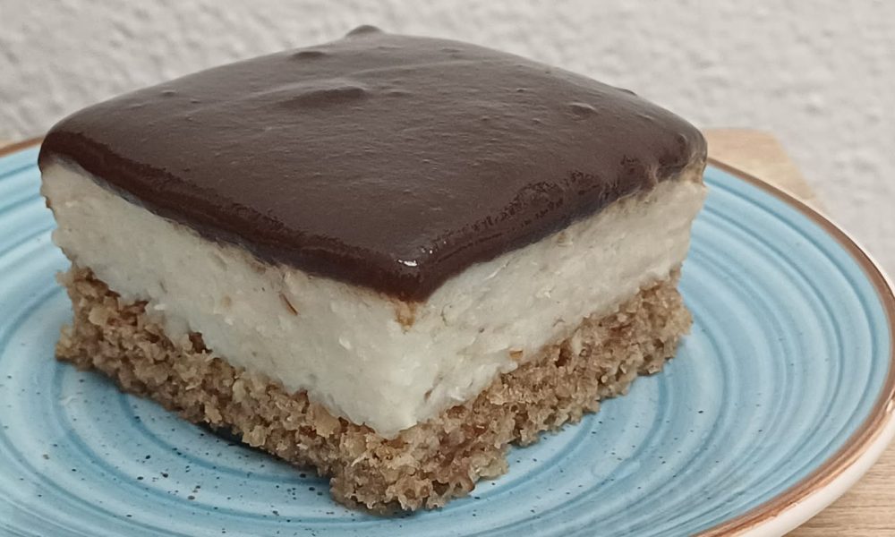 Ovaj kolač je oduševio sve goste! Mekani biskvit i bogata krema kojoj je teško odoljeti