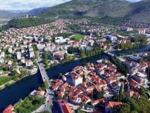 Trebinje: Muškarac tukao djevojku i polomio joj dva pršljena